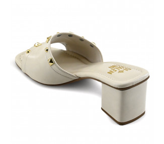SANDALIA ZUECO TACHAS