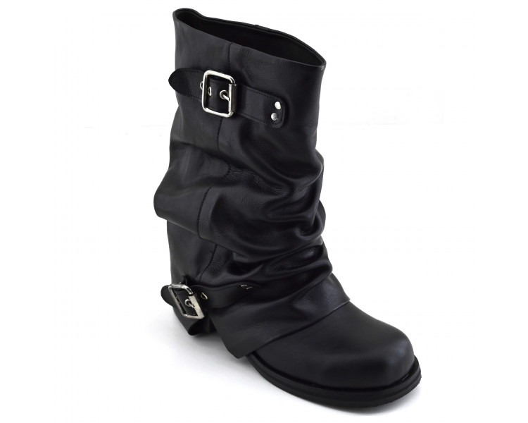 BOTA ARRUGADA CON HEBILLA