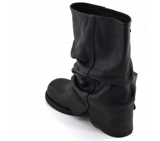 BOTA ARRUGADA CON HEBILLA